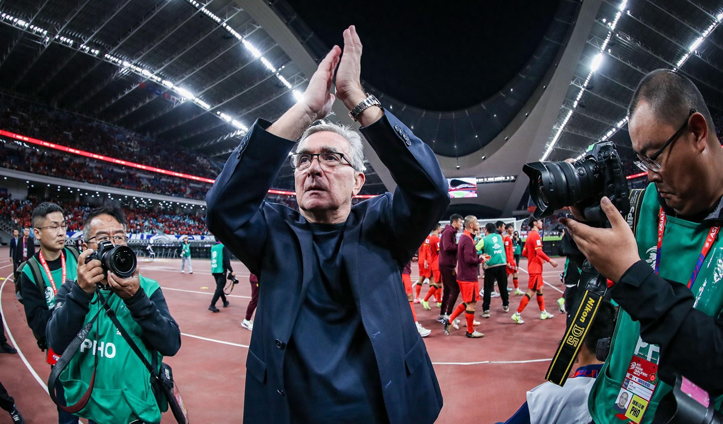 阿尔维斯充分准备下轮比赛,誓要胜利 阿尔维斯充分准备下轮比赛,誓要胜利