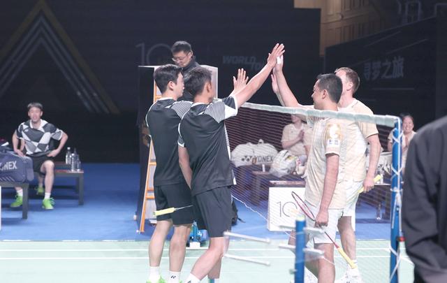 日本羽毛球队完胜法国羽毛球队,陶菲克统治全场 日本羽毛球队完胜法国羽毛球队,陶菲克统治全场