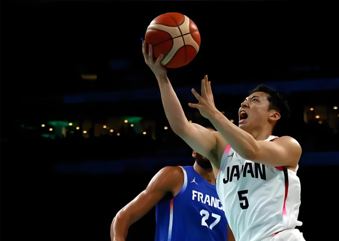 日本男篮完胜加拿大男篮，萨博尼斯送出助攻