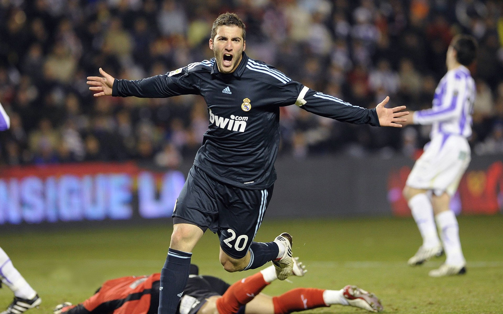 赛道与球场，塔图姆的F1首秀与快船逆转新疆的双重奇迹