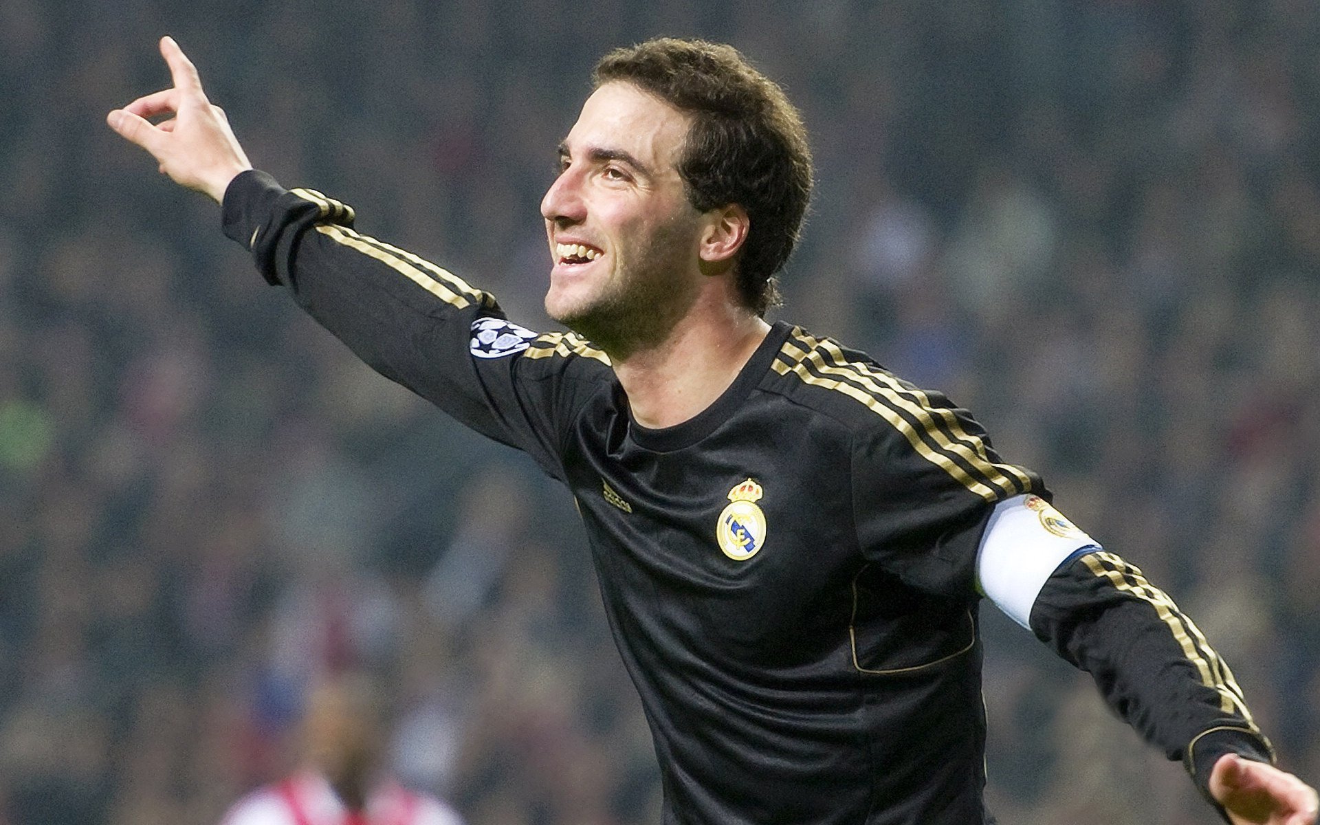 雷速体育入口-赛道与球场的双重风暴，当F1年度争冠战火遇上勒沃库森的非洲征服