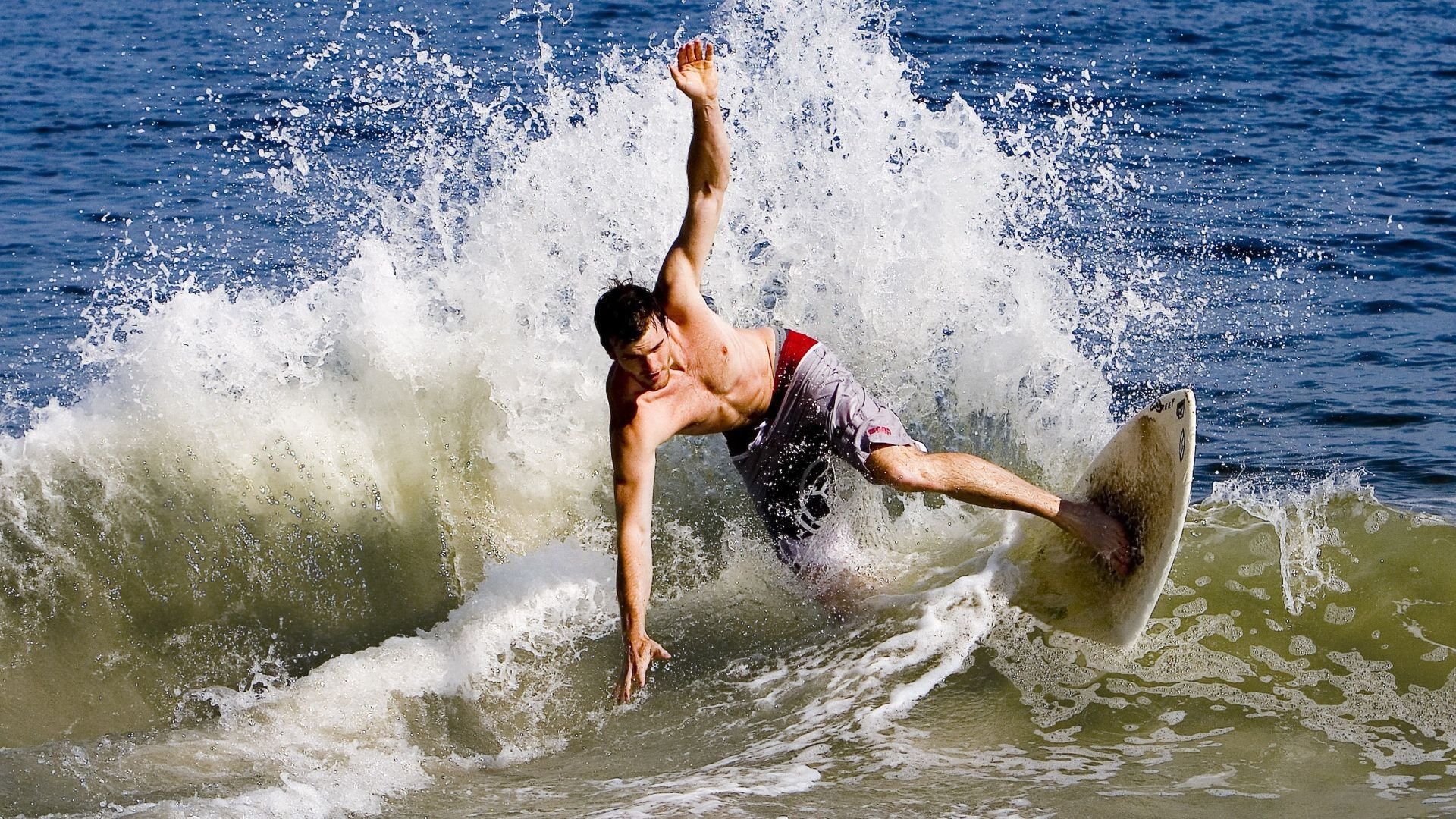 双雄并立，雄鹿完胜太阳，欧文带队奏凯